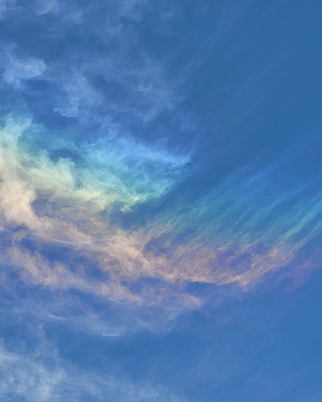 Mystischer Himmel mit schimmernden Wolken – visuelle Symbolik für 4-PrO-MET Wirkung und psychedelische Forschung