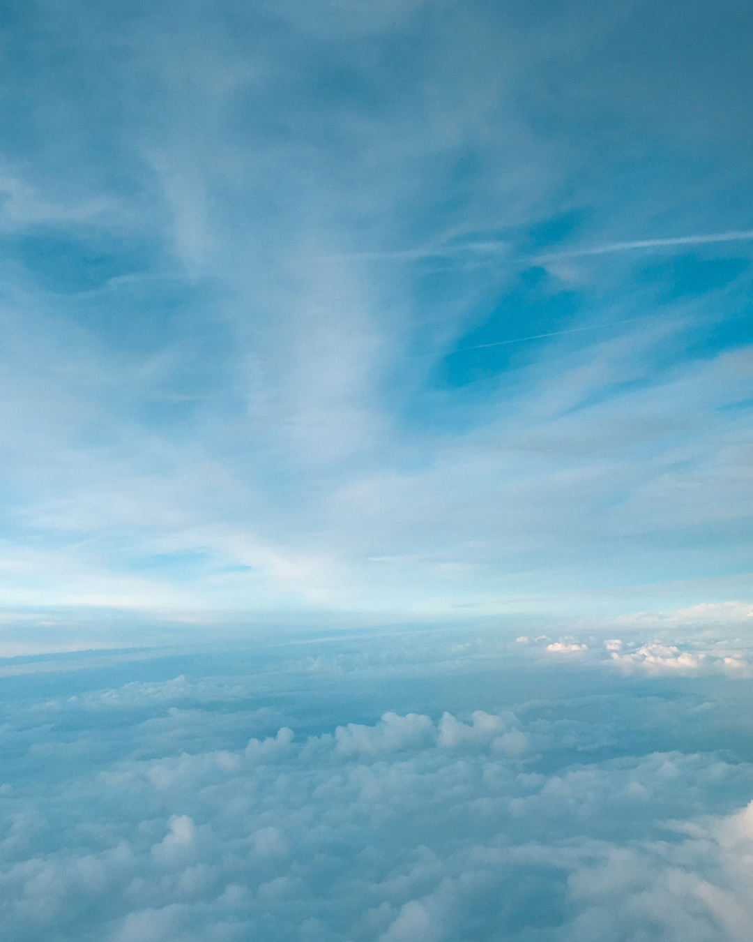 Blauer Himmel über einer Wolkendecke – kreative Darstellung der 4-PrO-MET Wirkung in der Forschung