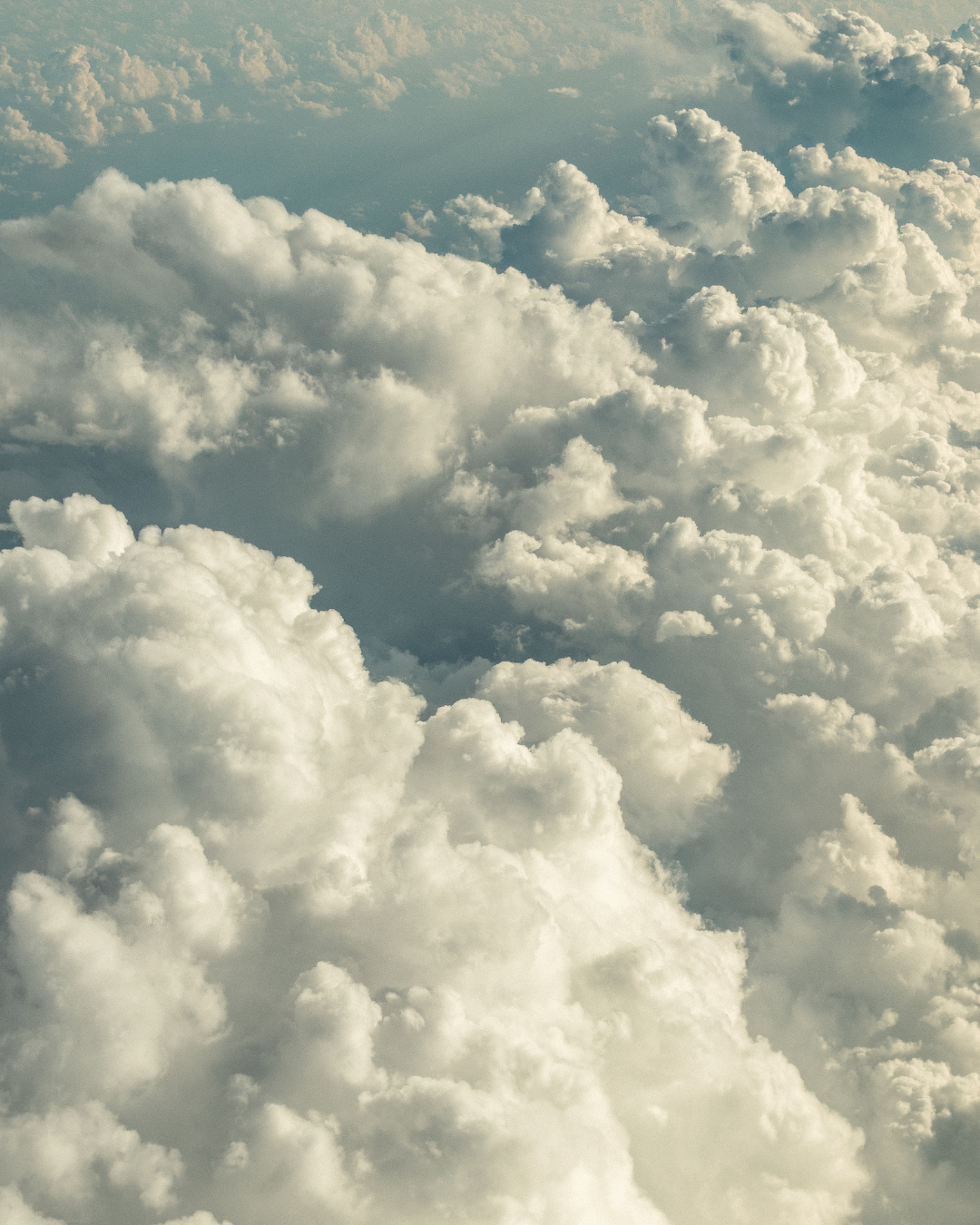 Weite Wolkenlandschaft aus der Luft – visuelle Symbolik für das Wirkungsspektrum von 4-PrO-MET
